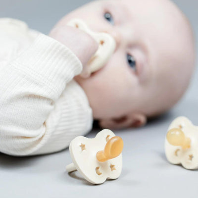 Hevea - Hevea | Fopspeen Orthodontisch - Milky White (0-3 maanden) - De Hartjesdief