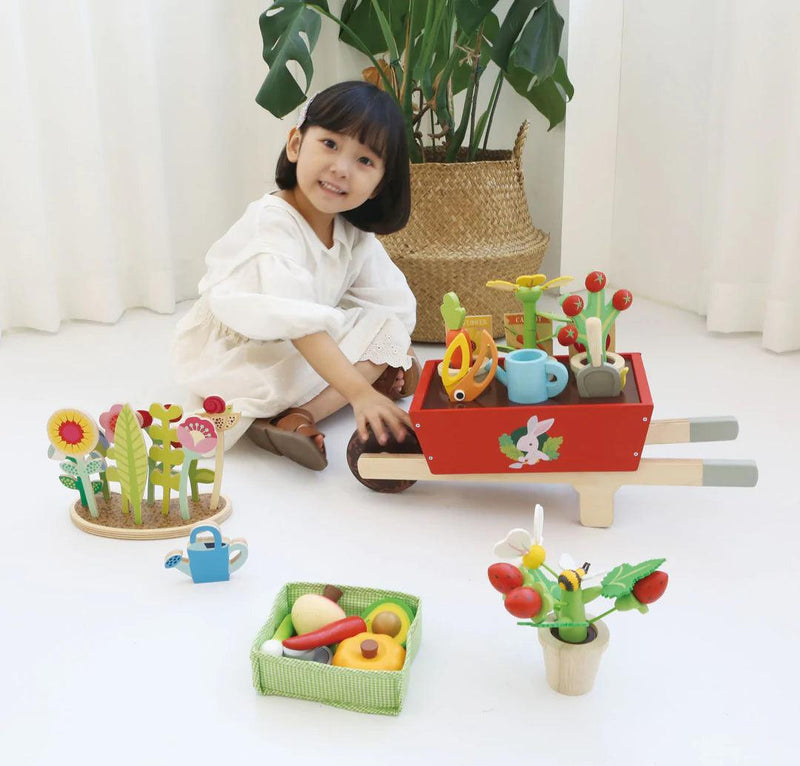 Tender Leaf Toys - Tender Leaf Toys | Kruiwagen met tuinset - De Hartjesdief